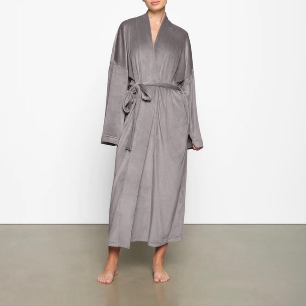 SKIMS Velour Wrap Robe, smoke - 3XL